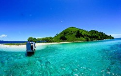 Komodo Sharing Tour 3D2N by Kencana Adventure, Kelor Island