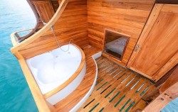 Open Trip 3D2N by Lady Grace Deluxe Phinisi, Suite Cabin - Jacuzzi