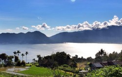 Minangkabau Tour 4 Days 3 Nights, Sumatra Adventure, Lake Maninjau