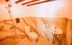 Open Trip Komodo 3D2N by Lamborajo 2 Luxury Phinisi, Master Ocean - Bathroom