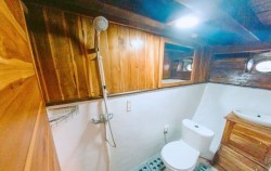 Open Trip Komodo 3D2N by Lamborajo 2 Luxury Phinisi, Superior - Bathroom