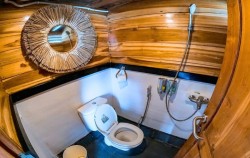 Honeymoon Cabin - Bathroom image, Lexxy Phinisi, Komodo Boats Charter