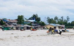 Mahakam and Orangutan Tour 4 Days, Mahakam River Daily Life