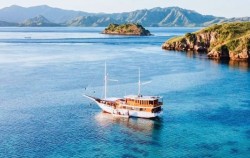 Boat,Komodo Open Trips,Open Trip Labuan Bajo 3D2N by Maheswari Deluxe Phinisi