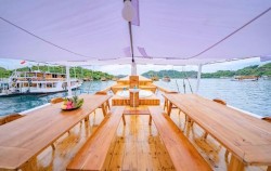 Outdoor Dining Area image, Open Trip Labuan Bajo 3D2N by Maheswari Deluxe Phinisi, Komodo Open Trips