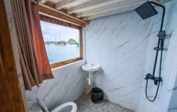 Signature Ocean - Bathroom image, Open Trip Labuan Bajo 3D2N by Maheswari Deluxe Phinisi, Komodo Open Trips