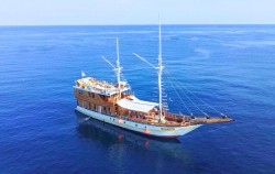 Maipa Deapati Deluxe Phinisi Charter, Boat