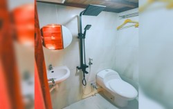 Maipa Deapati Deluxe Phinisi Charter, Deluxe Cabin - Bathroom
