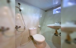 Superior Cabin - Bathroom image, Open Trip 3D2N by Maipa Deapati Deluxe Phinisi, Komodo Open Trips