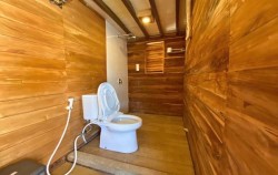 Master Cabin - Bathroom,Komodo Boats Charter,Marvelous Deluxe Phinisi
