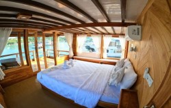 Master Cabin image, Marvelous Deluxe Phinisi, Komodo Boats Charter