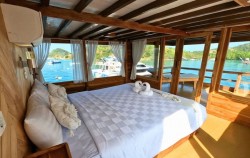 Master Cabin image, Marvelous Deluxe Phinisi, Komodo Boats Charter