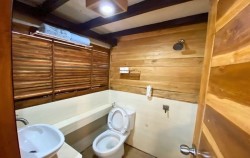 Marvelous Deluxe Phinisi, Private Cabin - Bathroom