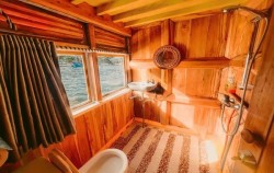 Open Trip Labuan Bajo 3D2N by NK Jaya 2 Deluxe Phinisi, Master Ocean Cabin - Bathroom