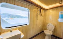 Open Trip 3D2N by Ocean Angel Liveaboard, Vip Sea View - Bathroom