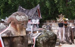 Bukit Lawang and Lake Toba Tour 6 Days, Old Tomb Sidabutar Kings