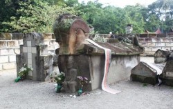 Old Tombs Sidabutar Kings image, Medan Lake Toba Holidays A 4 Days 3 Nights, Sumatra Adventure