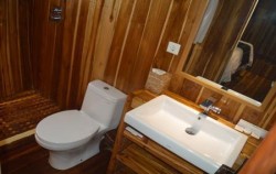 Pelicia Bathroom image, Phinisi Felicia, Komodo Boats Charter