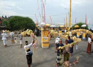 Make Penjor for Galungan Procession