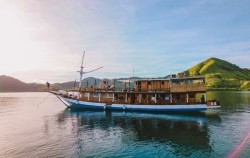 Boat,Komodo Open Trips,Open Trip Komodo 3D2N by Pesona Bajo Superior Phinisi