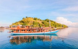 Boat,Komodo Open Trips,Open Trip Komodo 3D2N by Pesona Bajo Superior Phinisi