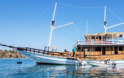 Phinisi Sea Villa, Komodo Boats Charter, Phinisi Sea Villa