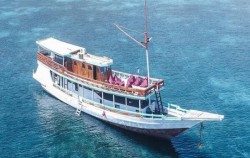 Private Trip by Putri Anjani Superior Phinisi, Boat