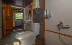 Bathroom image, Private Trip by Refviero Luxury Phinisi, Komodo Boats Charter