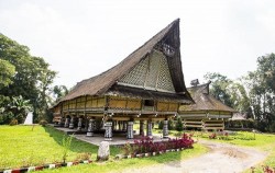 Rumah Bolon or Long House image, Great Sumatra Adventure 16 Days, Sumatra Adventure