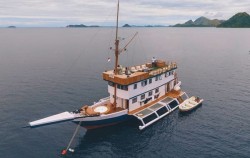 Boat image, Komodo Open Trip 3D2N by Sea Familia Luxury Phinisi, Komodo Open Trips