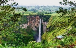 Exciting Medan 6 Days 5 Nights, Sumatra Adventure, Sipiso-Piso Waterfall