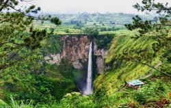 Sipiso-Piso Waterfall,Sumatra Adventure,Exciting Medan 6 Days 5 Nights