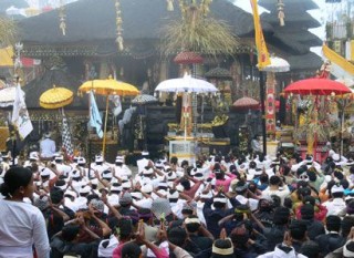 Pray at Pura Ulun Danu