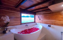 Open Trip 3D2N Komodo by Vinca Voyages, Western Room - Bathtub