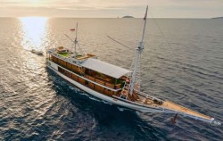 Boat,Komodo Boats Charter,Zada Hela Superior Phinisi Charter