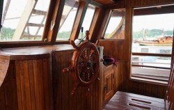 Captain Cabin image, Zada Hela Superior Phinisi Charter, Komodo Boats Charter
