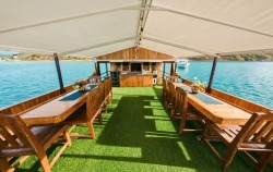 Dining Area image, Zada Hela Superior Phinisi Charter, Komodo Boats Charter