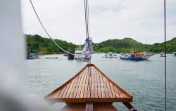 Front Deck image, Open Trip 3D2N by Zada Hela Superior Phinisi, Komodo Open Trips