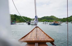 Front Deck image, Zada Hela Superior Phinisi Charter, Komodo Boats Charter
