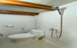 Zada Hela Superior Phinisi Charter, Master Cabin - Bathroom