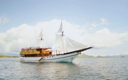 Boat,Komodo Boats Charter,Zada Nara Luxury Phinisi Charter