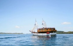 Boat,Komodo Boats Charter,Zada Nara Luxury Phinisi Charter