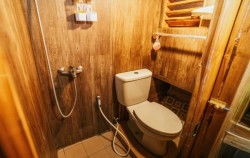 Deluxe Cabin - Bathroom image, Zada Nara Luxury Phinisi Charter, Komodo Boats Charter
