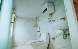 Master Cabin - Bathroom image, Zada Nara Luxury Phinisi Charter, Komodo Boats Charter