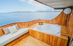 Master Cabin - Bathtub image, Zada Nara Luxury Phinisi Charter, Komodo Boats Charter