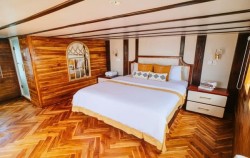 Zada Nara Luxury Phinisi Charter, Master Cabin