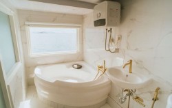 Suite Cabin - Bathroom,Komodo Boats Charter,Zada Nara Luxury Phinisi Charter