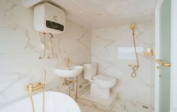 Zada Nara Luxury Phinisi Charter, Suite Cabin - Bathroom
