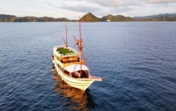 Zada Ulla Deluxe Phinisi Charter, Boat