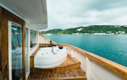 Master Cabin - Bathtub,Komodo Boats Charter,Zada Ulla Deluxe Phinisi Charter